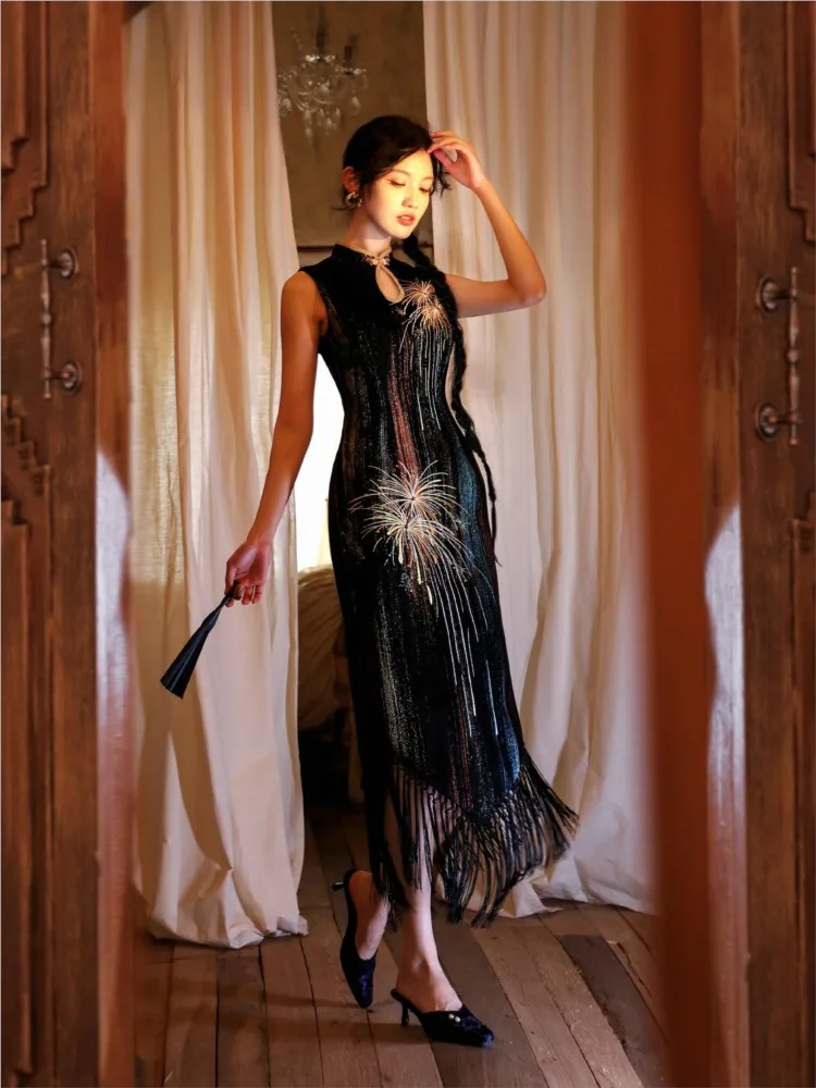 

New Chinese-style long sleeveless cheongsam with colorful woven embroidery and tassels