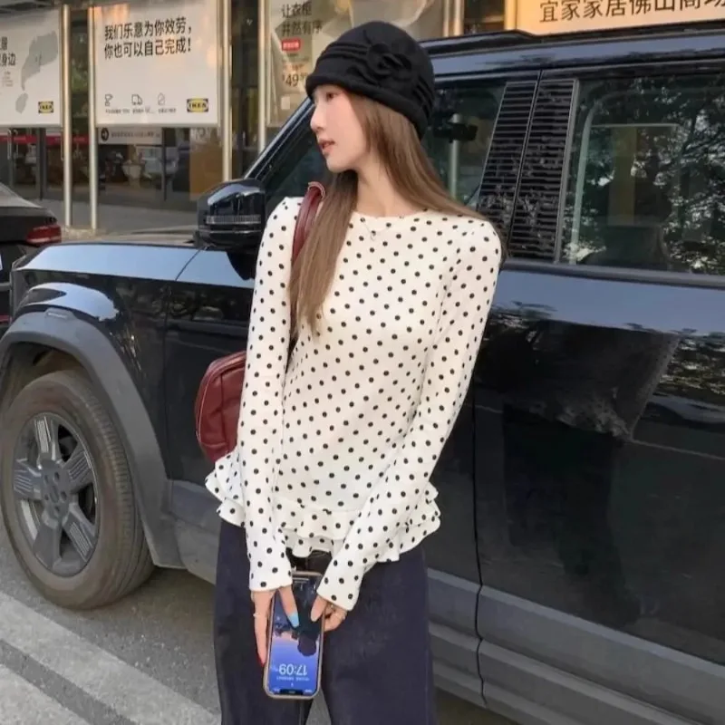 

Sweet and stylish white polka dot long sleeved T-shirt Aging reducing ruffle edge base shirt for slimming effect Interior top