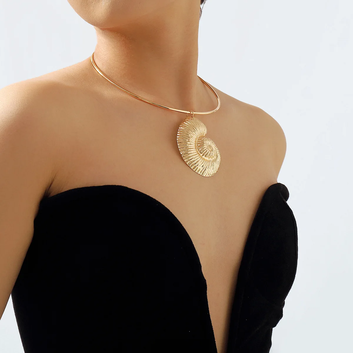 Double Layer Gold Spiral Conch Pendant Necklace Minimalist Ocean Inspired Summer Fashion Accessory for Women