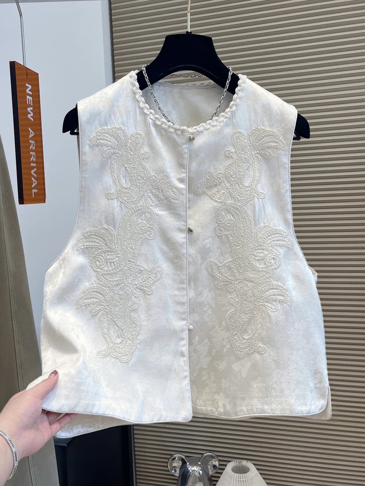 

New Chinese Sle Embroidered Loose Fit Svel round Ne Vest Women's Early Spring New Sle Layering Top Faionable