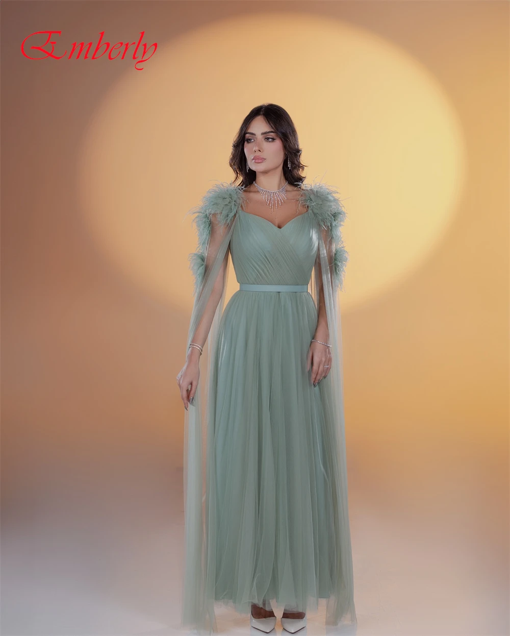Vestido de noche elegante personalizado con cuello en V y exquisitos vestidos para ocasiones especiales de organza y vestidos de fiesta con plumas de temperamento