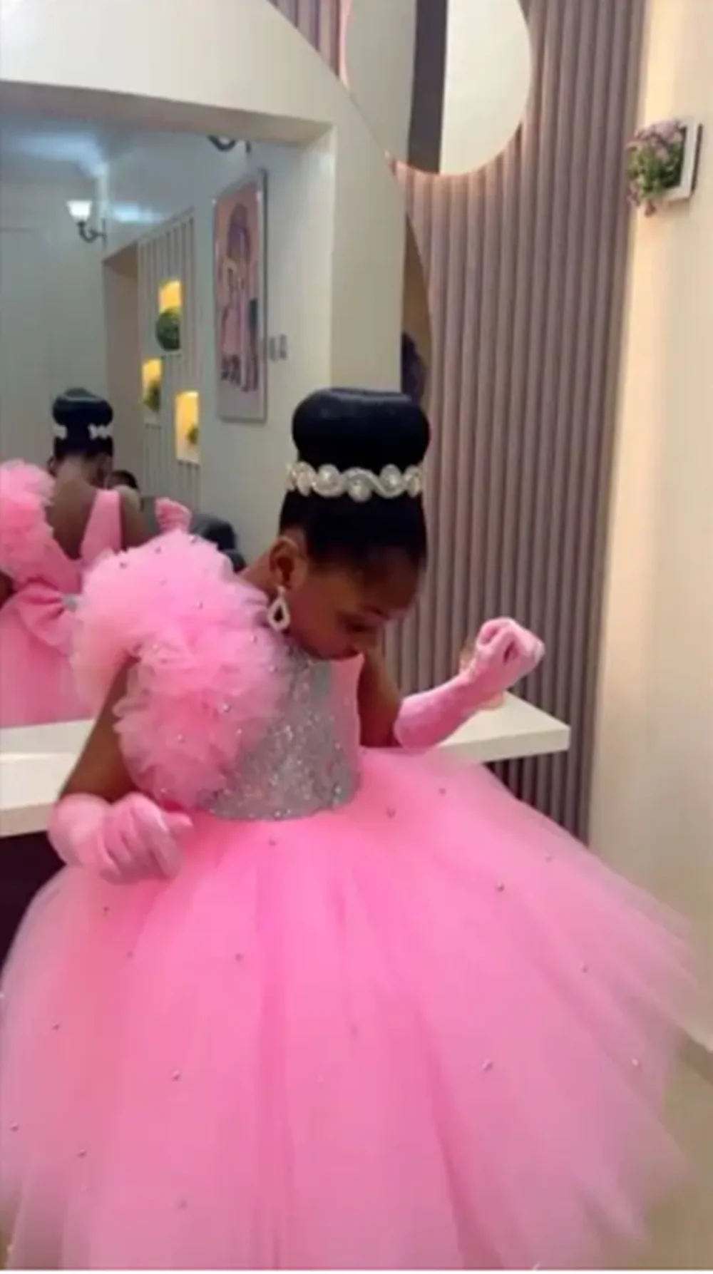 فساتين فتاة الزهور المخصصة لحفلات الزفاف مزينة باللؤلؤ بدون أكمام بطول الركبة للأطفال وحفلات أعياد الميلاد الأولى #5