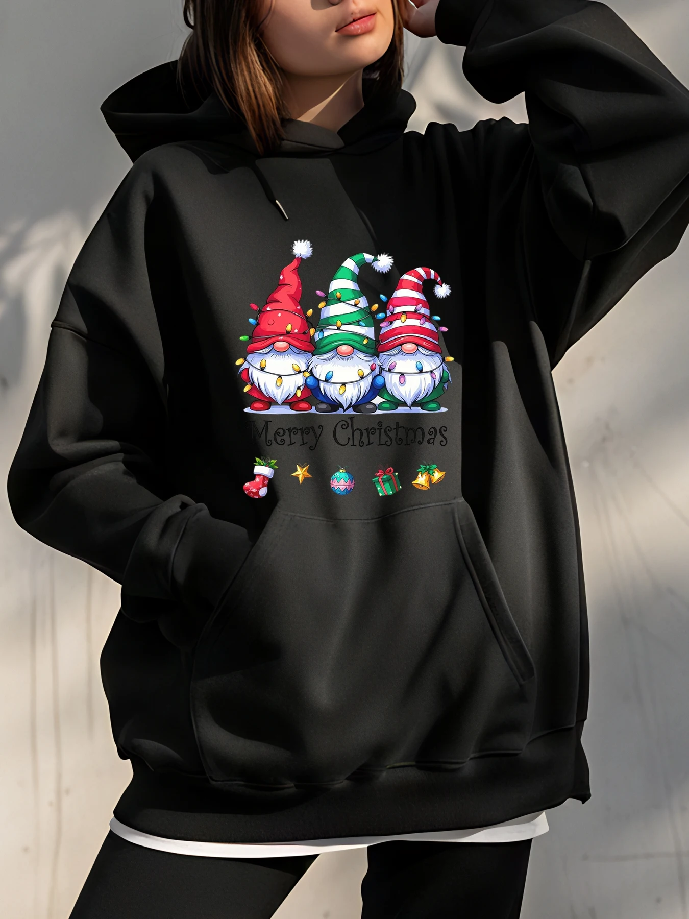 

Толстовка с принтом рождественских гномов и праздничными деталями для праздничного сезона