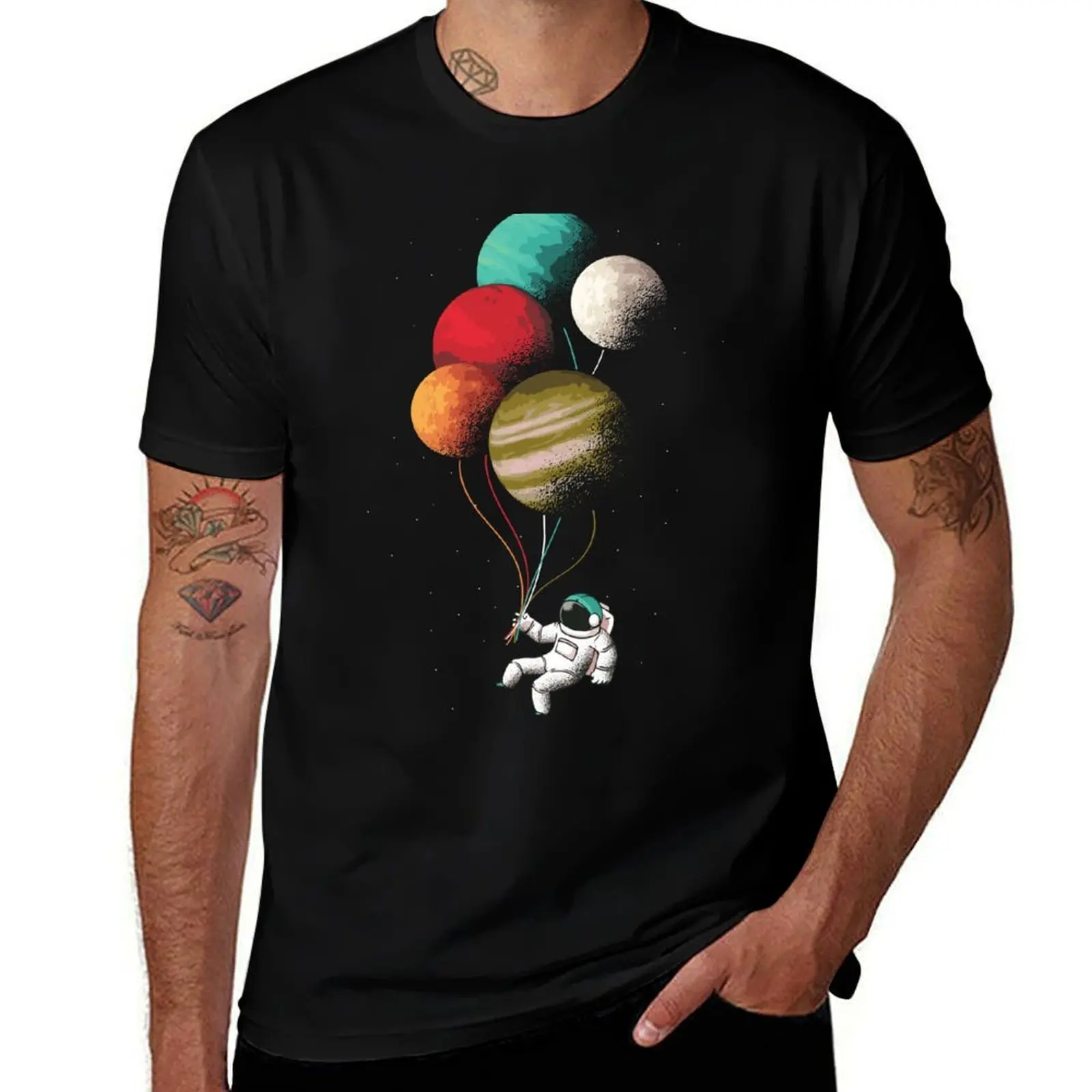 T-shirt sportif décontracté à séchage rapide avec motif astronaute flottant tenant des ballons planétaires