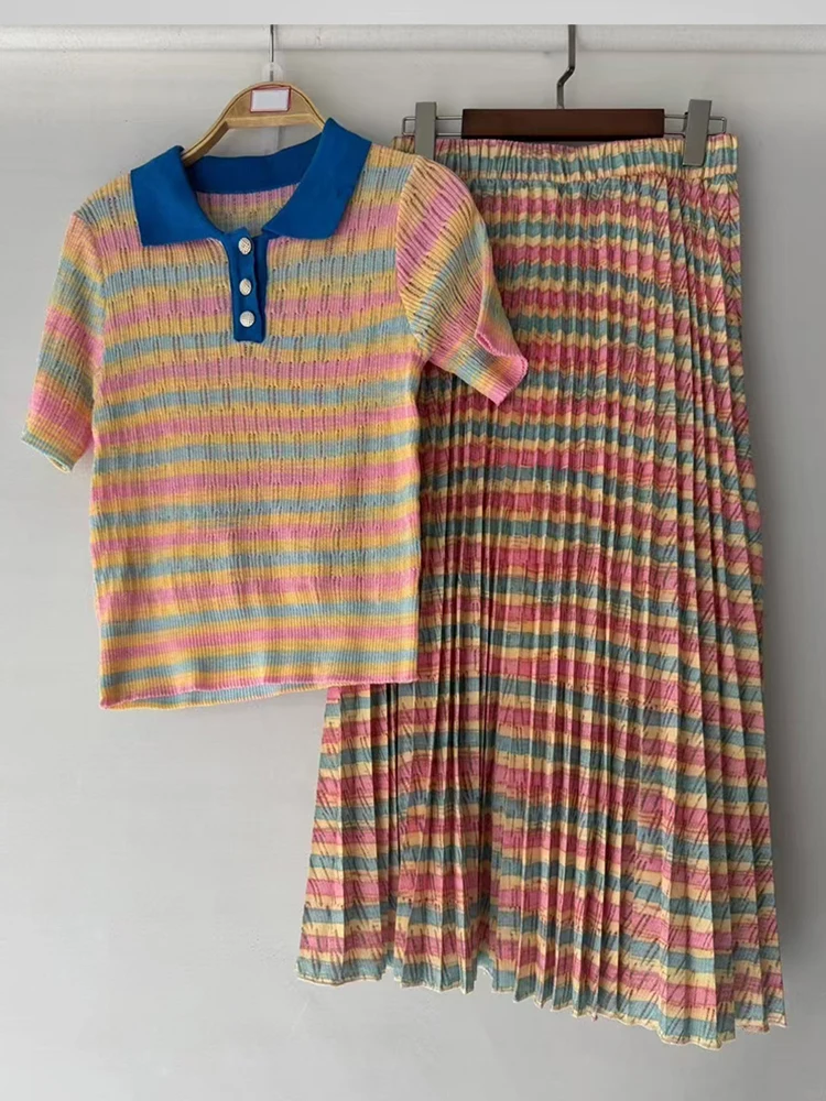 بلوفرات محبوكة مخططة كلاسيكية، تي شيرتات قصيرة الأكمام، طقم مكون من قطعتين لملابس نسائية صيفية 2025 + طقم تنورة فضفاضة بطيات