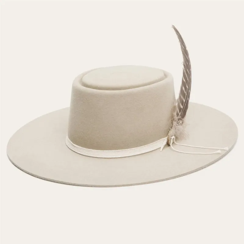 A felt hat decorated with webbing cake pie pure top