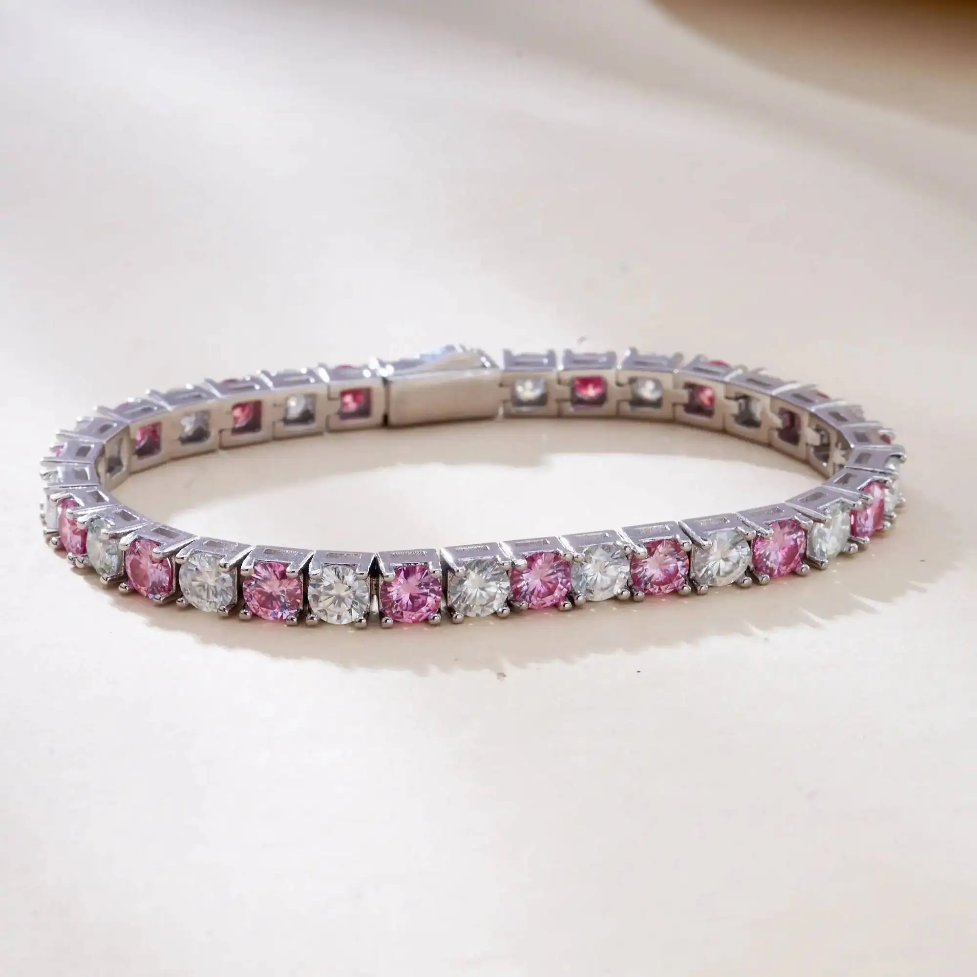 TY Moissanit-Tennisarmband, 925er Silber, versteckter Verschluss, GRA-zertifizierter Labordiamant, 18 Karat Hochzeitsarmbänder für Damen und Herren – Detail 18