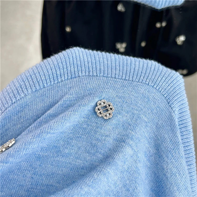 Knitted shirt with a niche design feel, round neck blue short sleeved hand sewn clover diamond decoration, fashionable