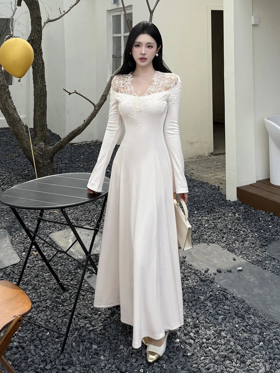 Vestido bodycone de malha bege, elegância francesa, decote em v, renda, transparente, linha a, chique, camada interna, casaco de inverno preto com saia