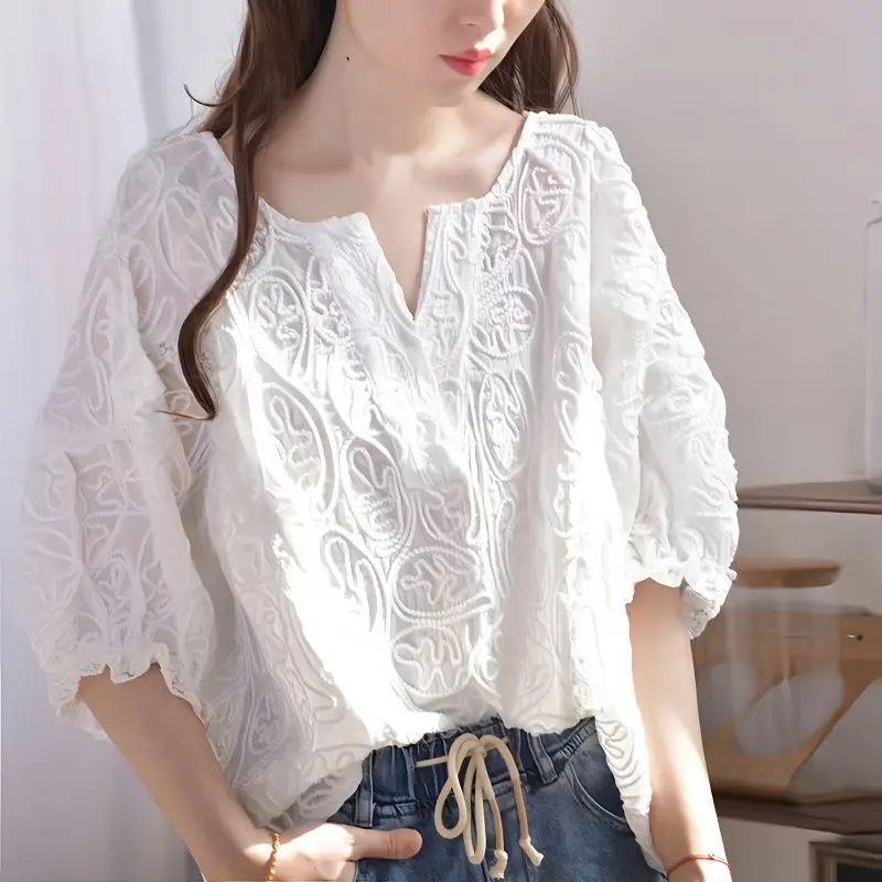 

2023 New Summer Fashion V-neck Lace Jacquard Large Loose Relaxed Slim Covering Belly Temperament Lantern Sleeve Women's Shirt