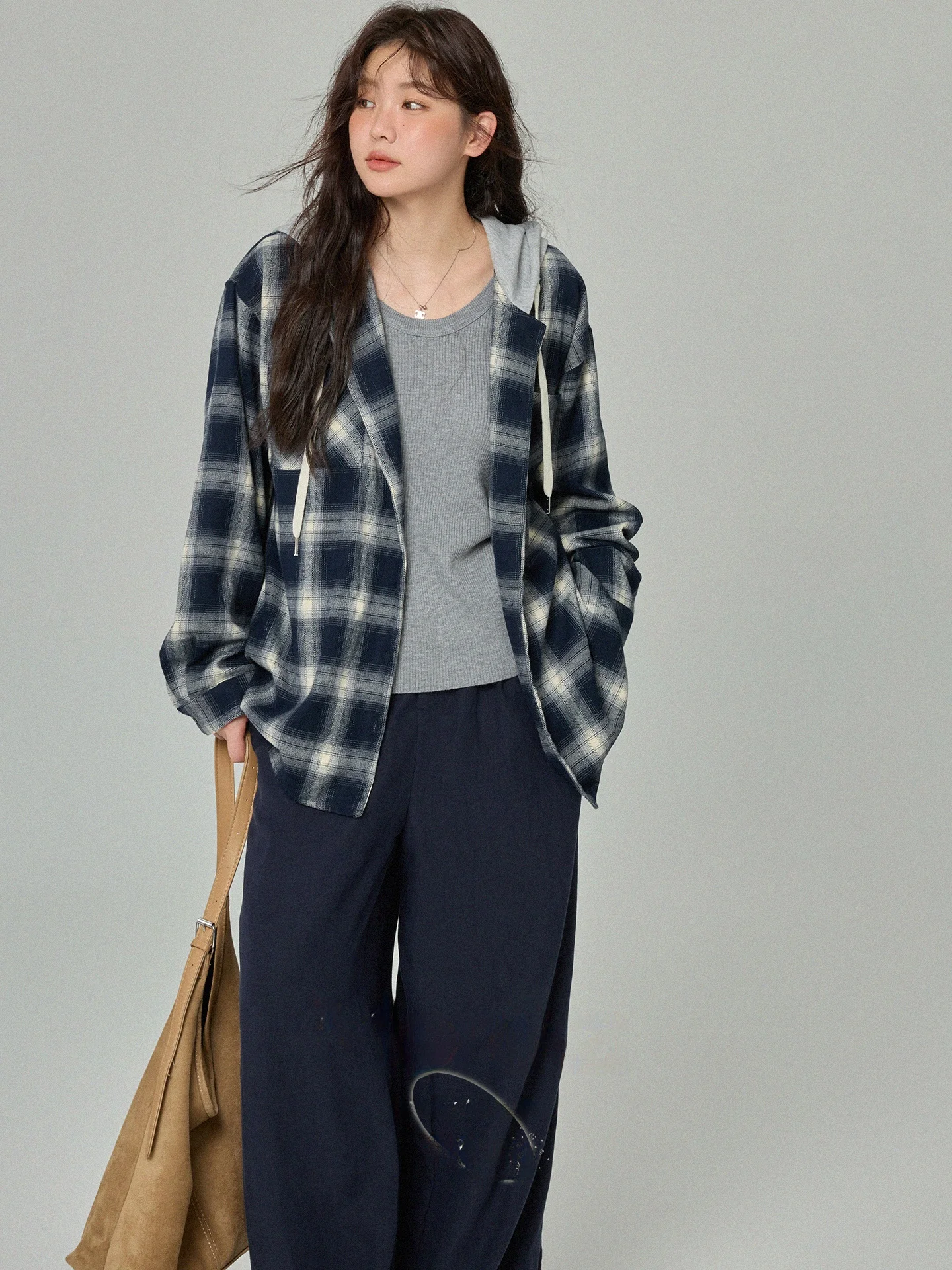 

Новое женское пальто больших размеров в клетку с капюшоном, повседневное, в корейском стиле, свободного кроя, для полных женщин, скрывающее недостатки фигуры, с эффектом похудения