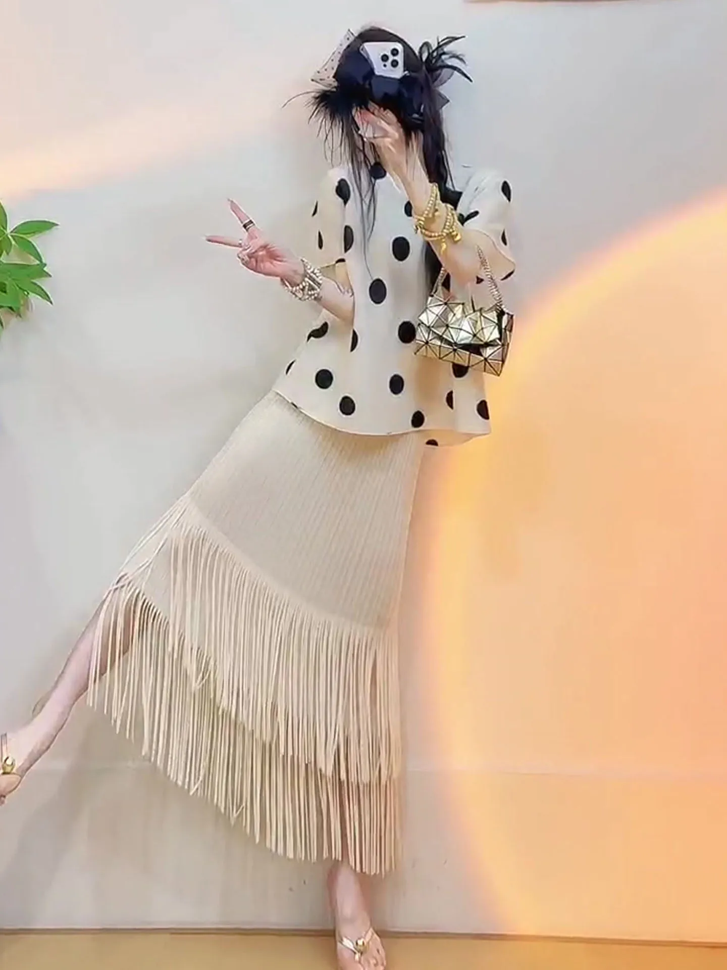 

Шикарный летний комплект: топ в горошек и плиссированная юбка с высокой талией и бахромой. Красивая юбка средней длины с дизайнерской отделкой. Модный комплект.