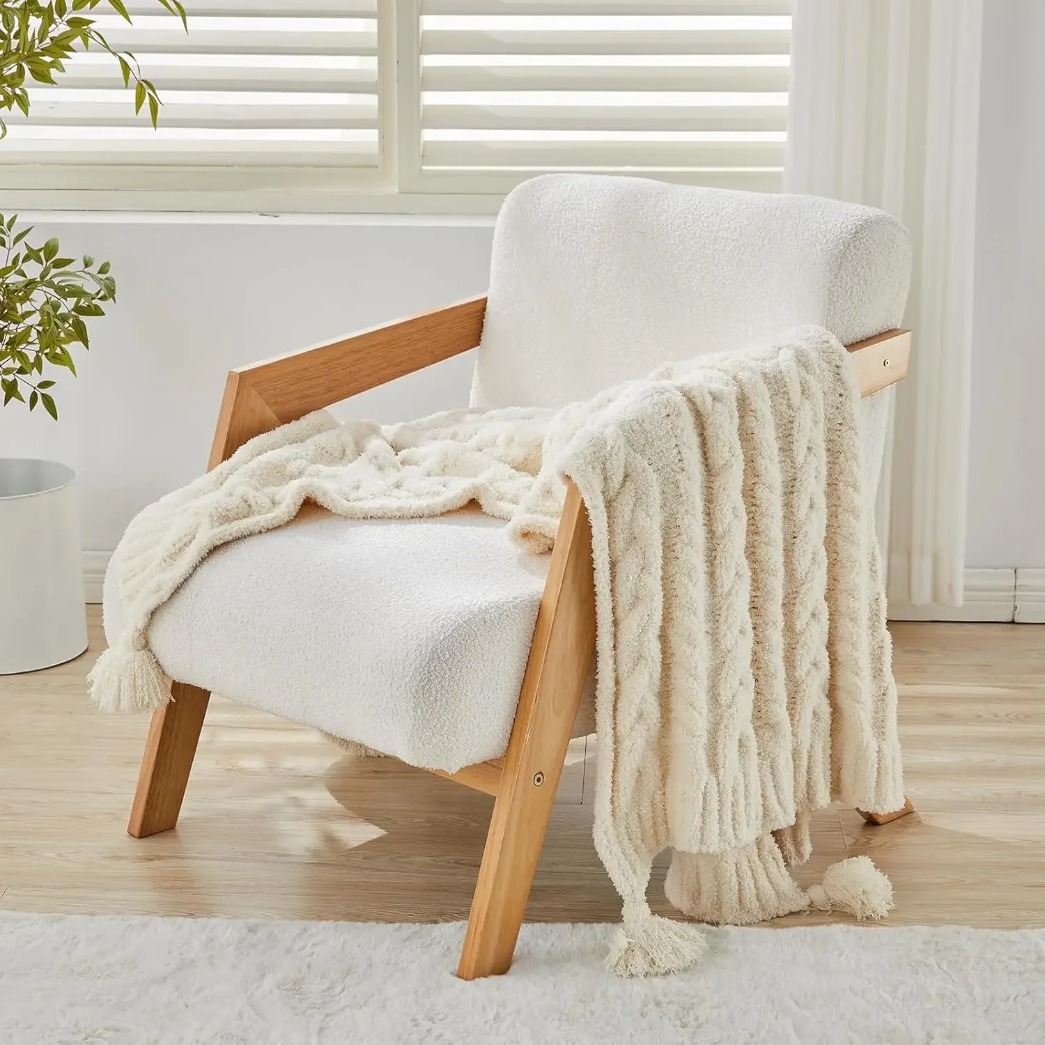 Modern 100% Polyester Tassels Textured Knit Blankets Solid Colors Chenille Fabric Blanket With Fringes Chunky Knitted Blanket