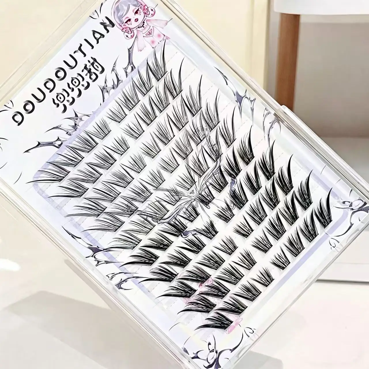 Doudoutian Clear Slant Fox Cluster Lashes Elegant Natural Look Fit Light Heavy Makeup Photo Friendly Vivid Fox Eye Makeup view 3