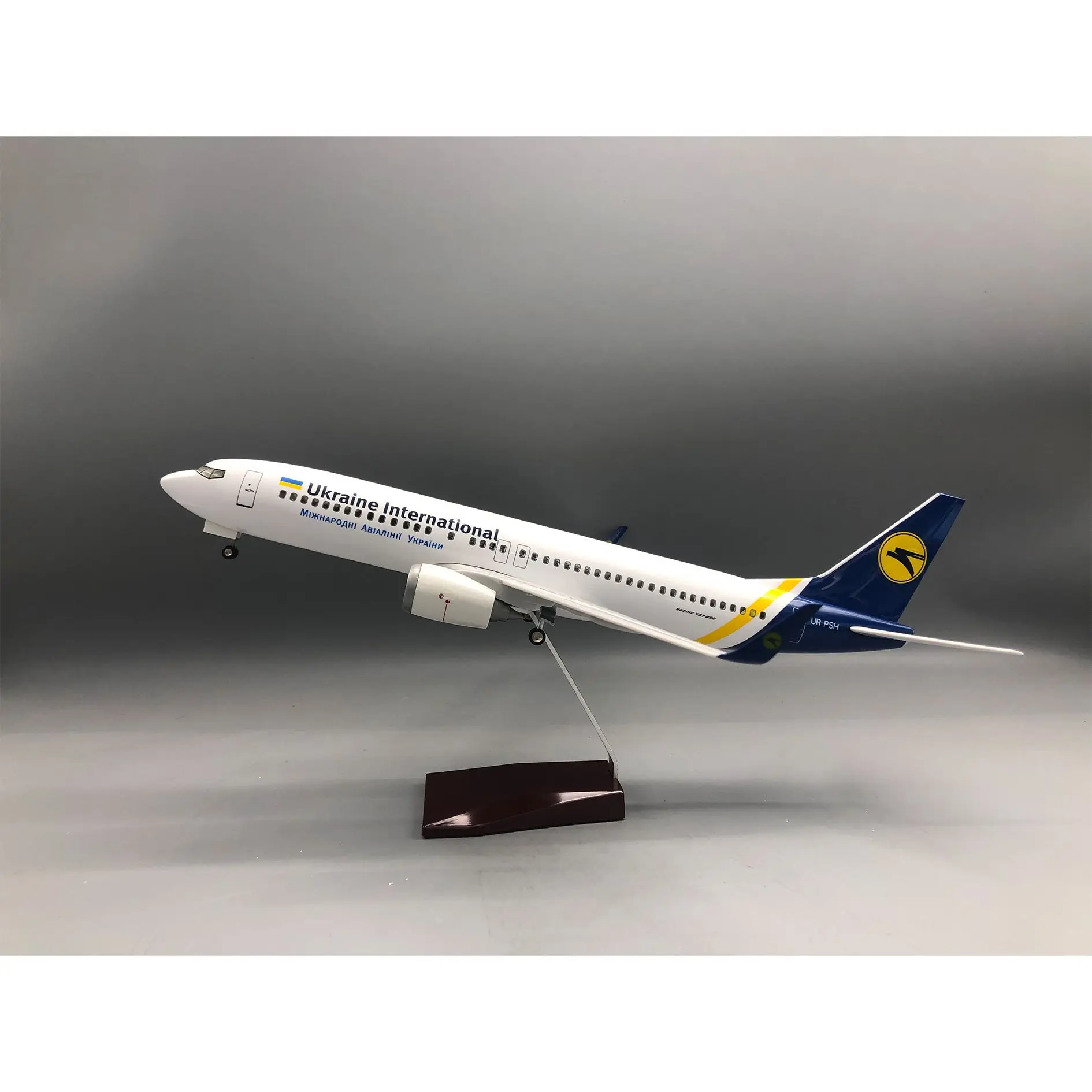 Ukraine International Boeing 737 Airplane Model 47cm Static Simulation Aircraft With Led Lights Wheels For Collection Display