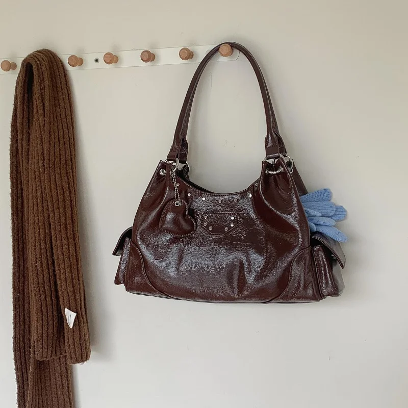 

2025 Women Vintage Rivet Deco Underarm Bag Stylish Heart Design Zipper Closure Handbags Large Capaci Lady Shoulder Commuter Bags