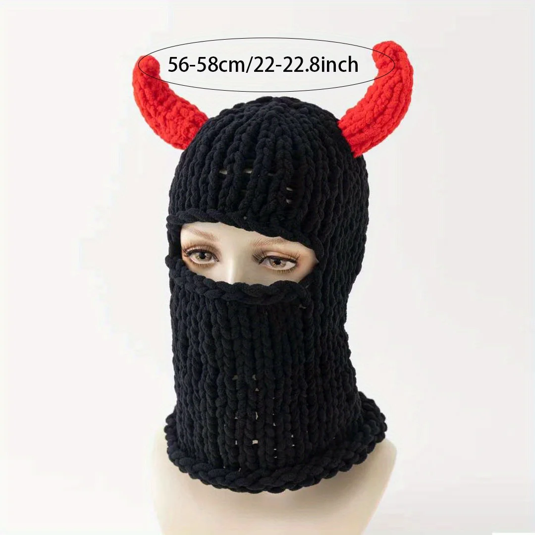 قبعة صغيرة محبوكة يدويًا على شكل قرن البقر بتصميم كتلة الألوان على طراز بالاكلافا سميكة ودافئة لخريف وشتاء في الهواء الطلق