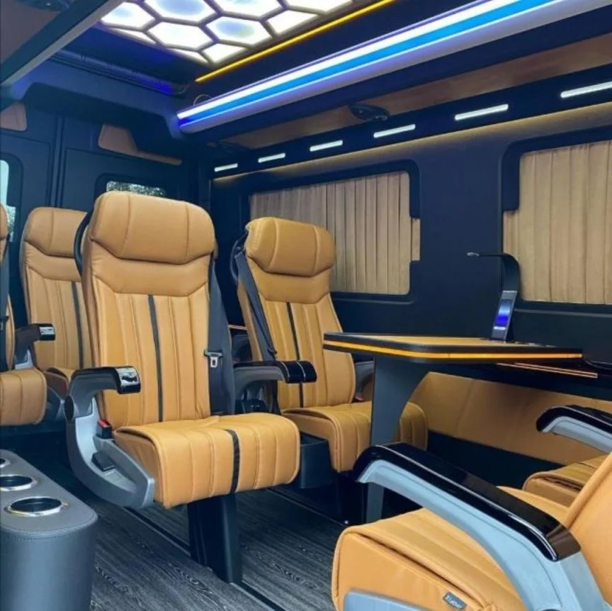 Bootssitze mit Esstisch und Sicherheitsgurten