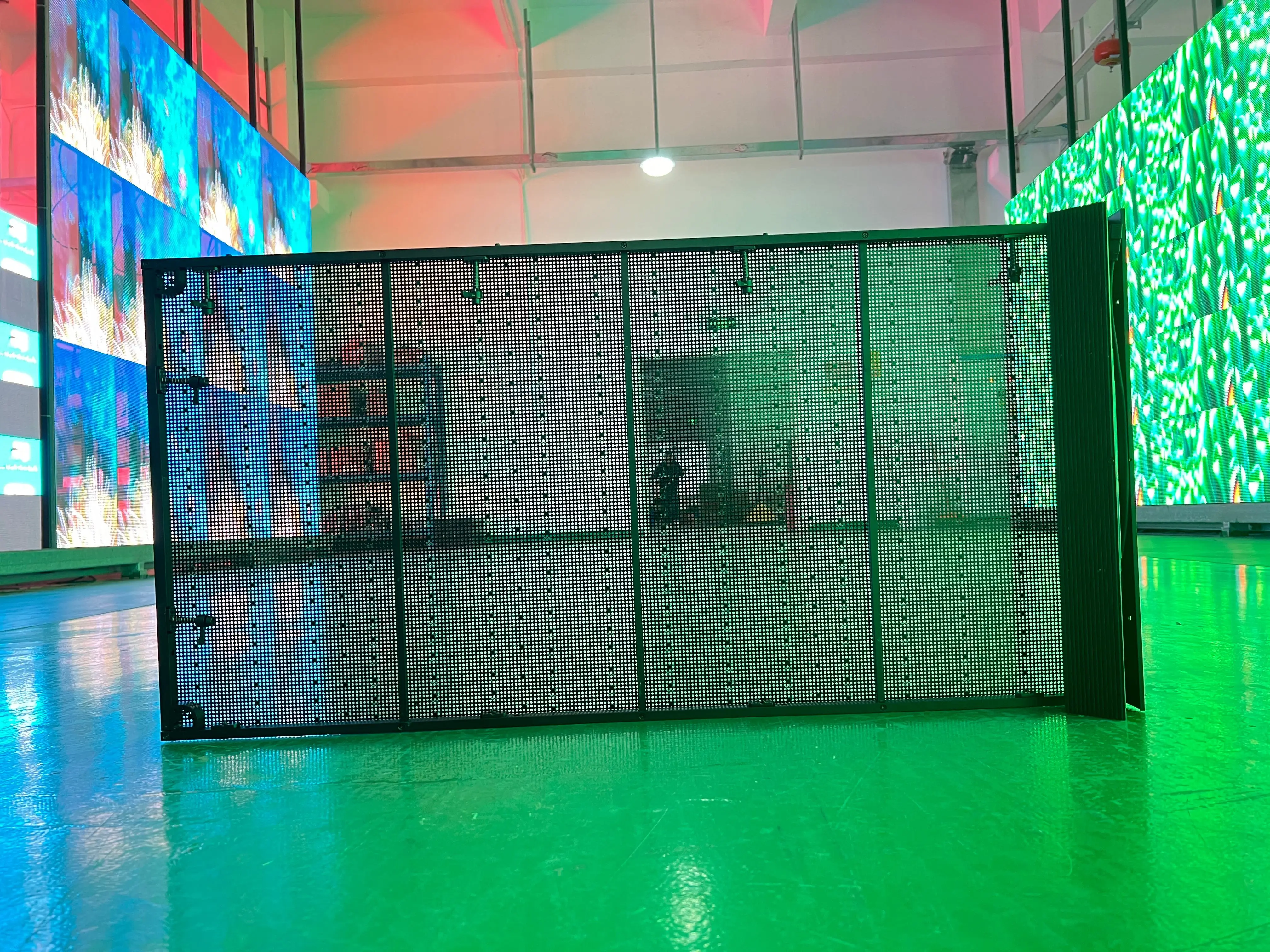 

Интерактивный голографический LED-экран на прозрачной пленке для оконного стекла: прозрачный дисплей для образования и зон взаимодействия с клиентами