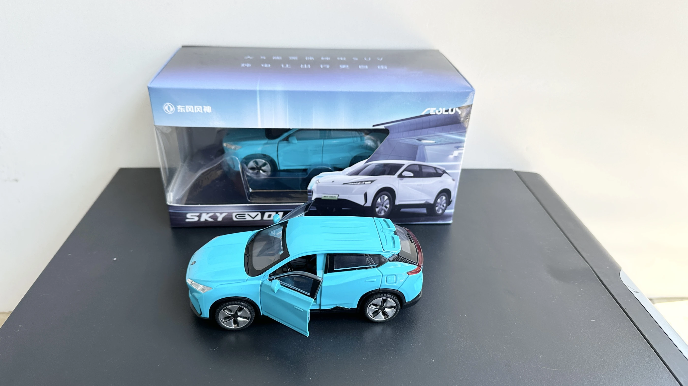 Dongfeng Fengshen Sky 01 Azul 1:32 Modelo de coche de simulación de aleación, adorno de colección de 2 puertas extraíble