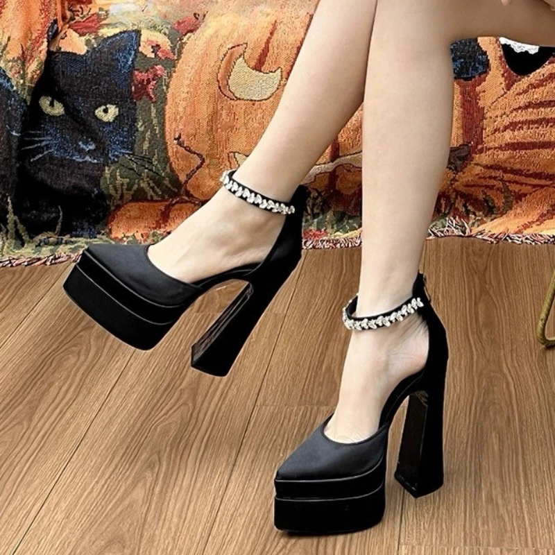 

Новые модные женские туфли-лодочки 2026 года для подиумных показов: летние атласные туфли на толстом каблуке с острым носком