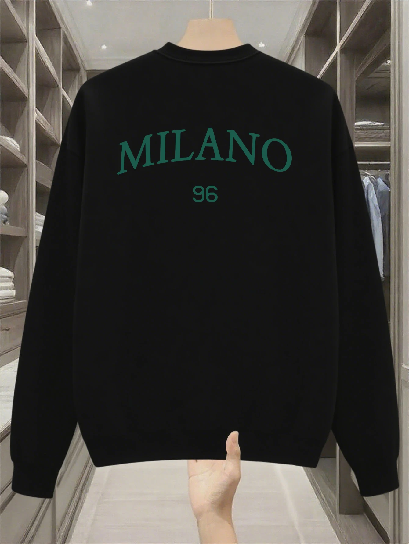 سترة رجالية سوداء كاجوال فضفاضة برقبة دائرية مع طباعة شعار ميلانو فيروزي - بلوفر بوليستر ناعم، قابل للغسل في الغسالة #1