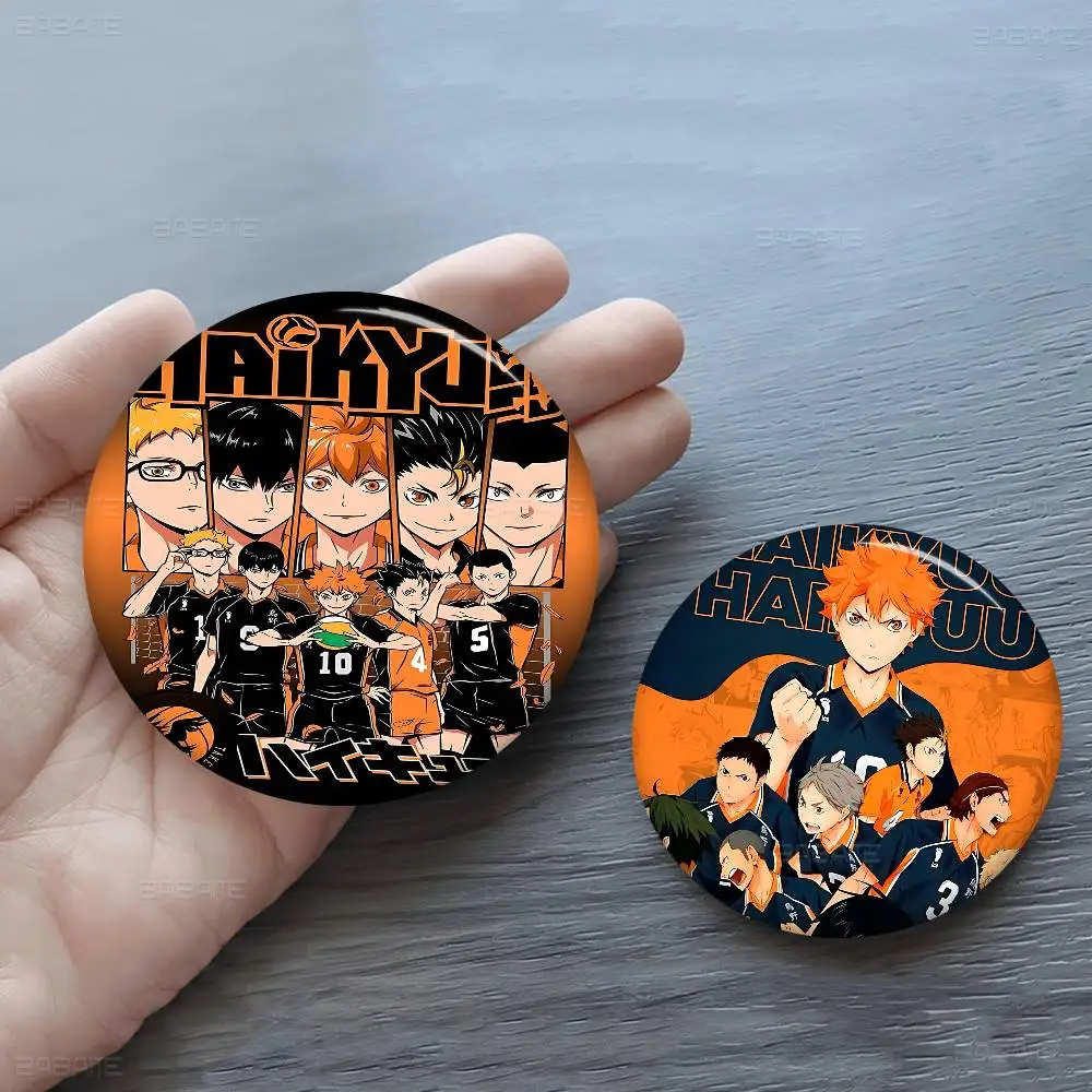 Haikyuu اليابان أنيمي الإبداعية دبابيس مضحك وجه مبتسم جولة المفاجئة في بروش شارة ظهره قبعة اكسسوارات مجوهرات هدايا