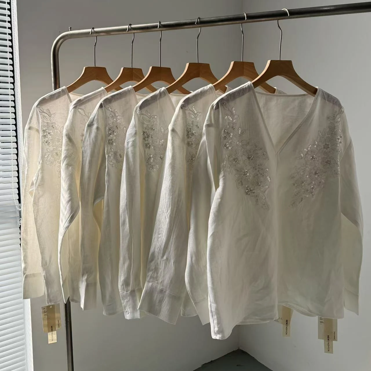 

Новая летняя женская свободная льняная блузка с V-образным вырезом, расшитая бисером и цветами, в китайском стиле, для женщин среднего класса, с длинными рукавами.