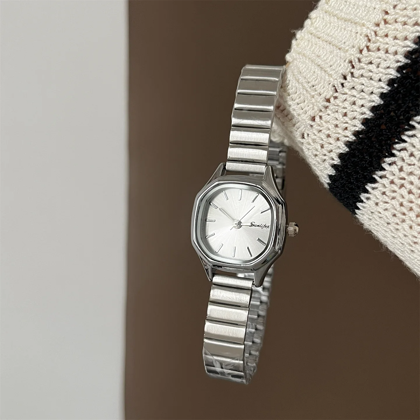 High-quality women's wristwatch, polygonal design, vintage-style, exquisite, sophisticated, fashionable small square watch.