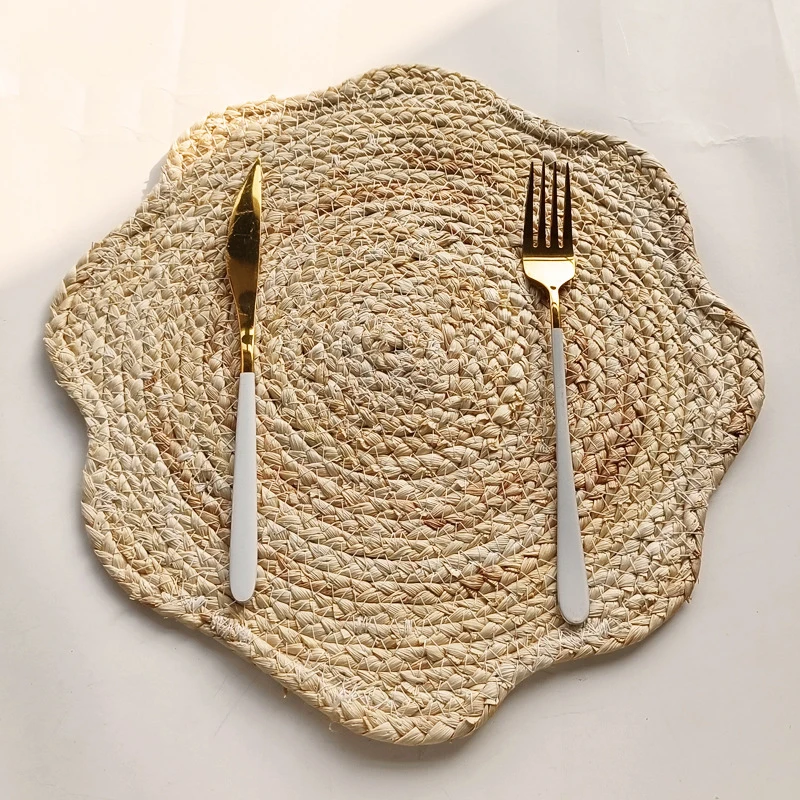 

Curved stitch corn husk curved stitch placemat straw woven handmade table mat decorative pastoral insulation mat wavy woven mat
