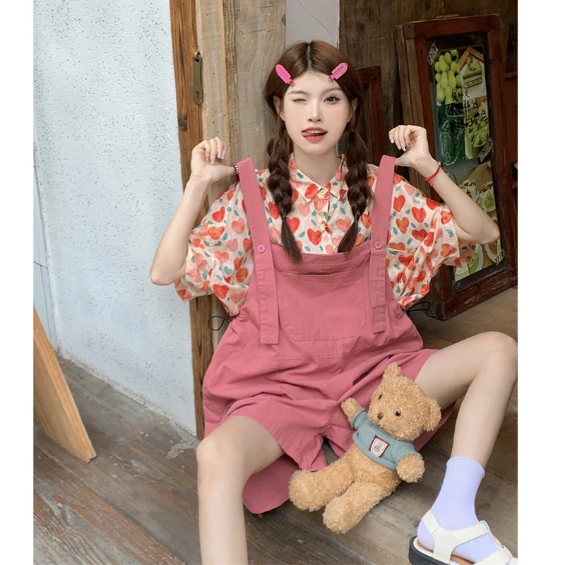 

Женский комплект из двух предметов: розовые джинсовые шорты-комбинезон больших размеров, скрывающие недостатки фигуры, с завышенной талией, стандартный крой, летний вариант