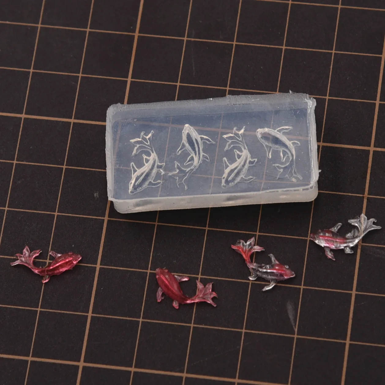 Afbeelding 6: Porseleinen harsklei schattige mini koi vis siliconen mal UV hars sieraden mini goudvis DIY siliconen mallen