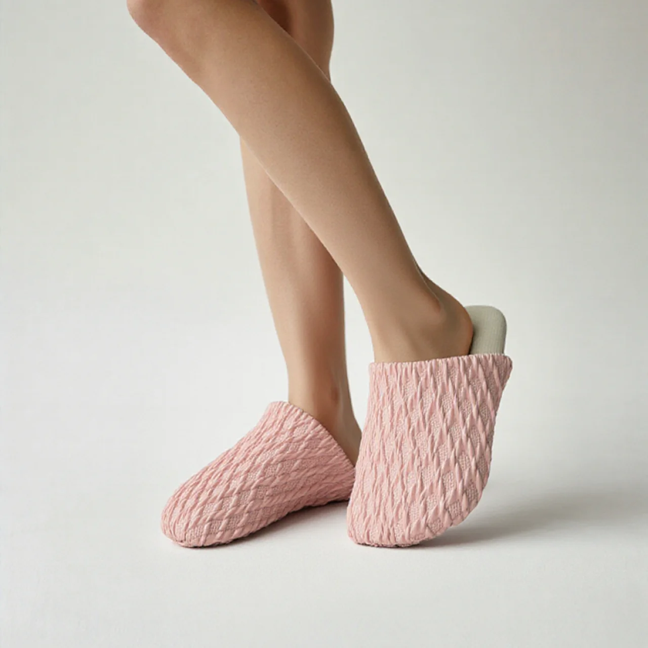 Новые домашние тапочки из утолщенной шелковой ткани на осень и зиму 2025, подходящие как для мужчин и женщин, модные домашние тапочки.