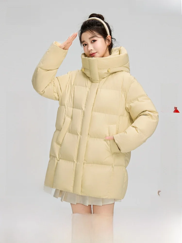 

Новая женская короткая пуховая куртка с капюшоном Snow Flng 2026: теплая зимняя модель в корейском стиле для города, с художественным дизайном, из полиэстера с наполнителем из перьев.