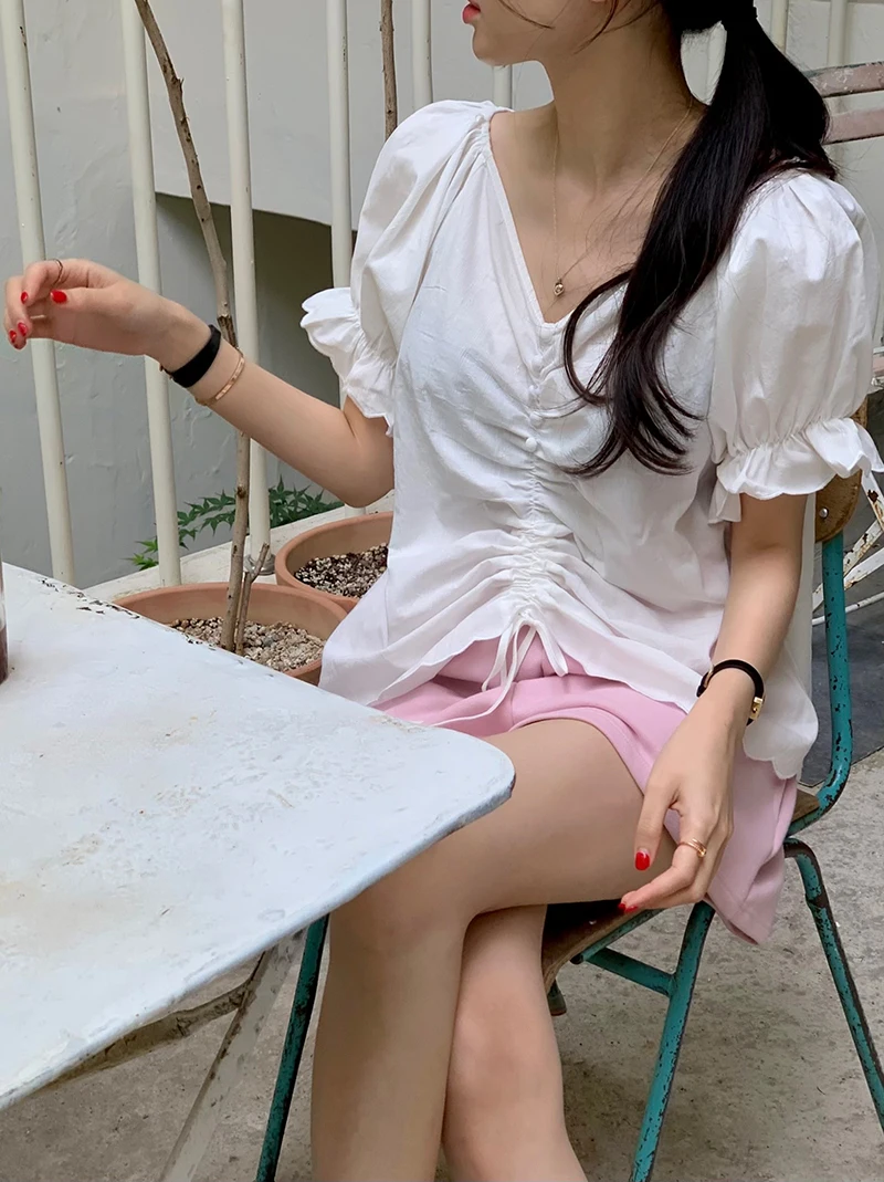 

Стильная женская блузка с рукавами-фонариками, свободного кроя, с плиссированным волнистым подолом на шнурке, модный хлопковый топ с коротким рукавом и V-образным вырезом