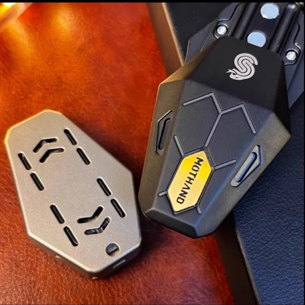 شوكة ضبط مزدوجة الطبقة قسم مغناطيسي بطاقة دفع edc سبائك الزركونيوم المدمج في لوحة متوسطة لعبة تخفيف التوتر عملة البوب