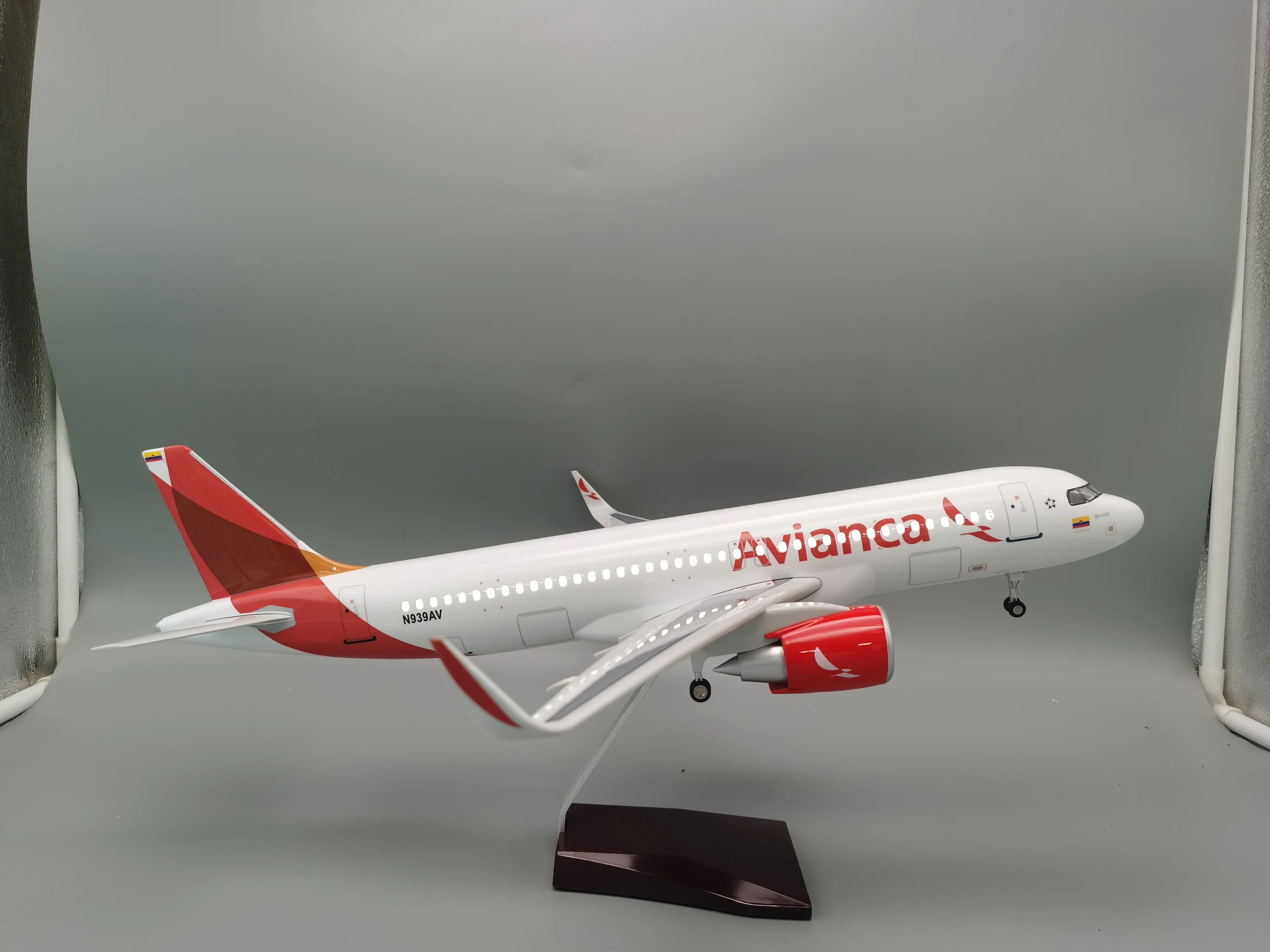 

Airbus A320 Colombia Avianca Airlines 47CM 1:80 Scale Model Aircraft LED Light Die-casting Machine Toys Plane Collected Gifts