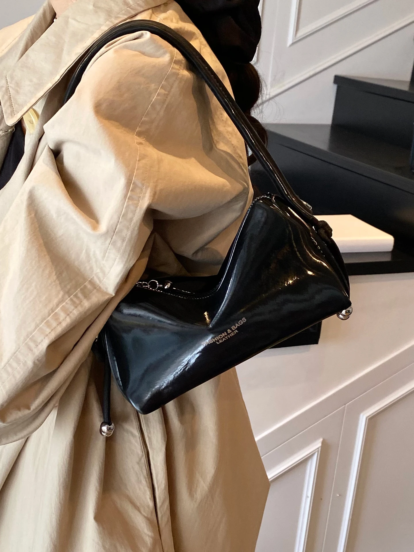 حقيبة وسادة حمراء للنساء لخريف وشتاء جديد بلون سادة وسحاب حقائب سفر بحروف من جلد البولي يوريثان حقيبة كروس أسطوانية #4