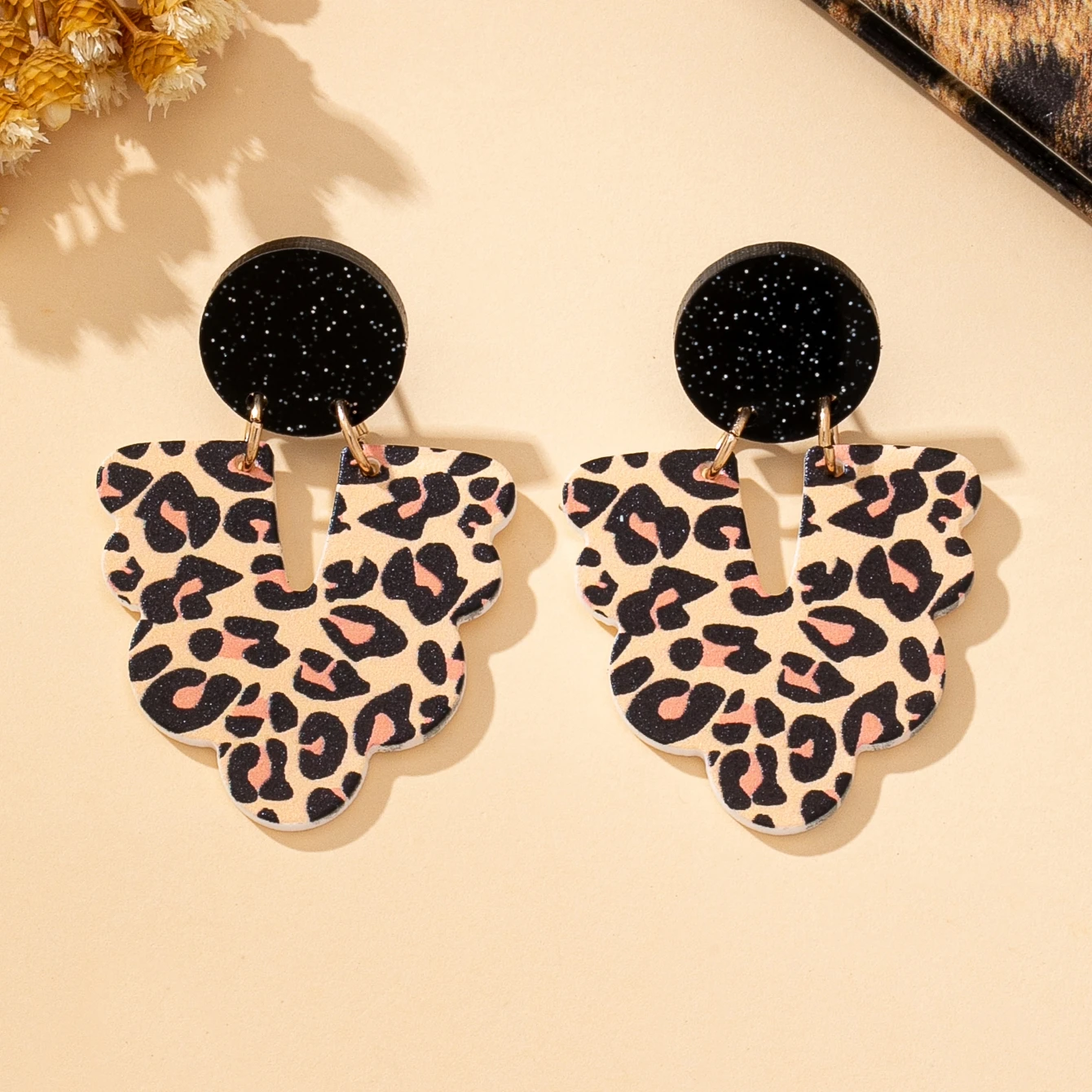 A Pair of Women's Pendant Earrings with Geometric Leopard Print, Suitable for Autumn and Winter, Perfect for Everyday Wear and Vacations