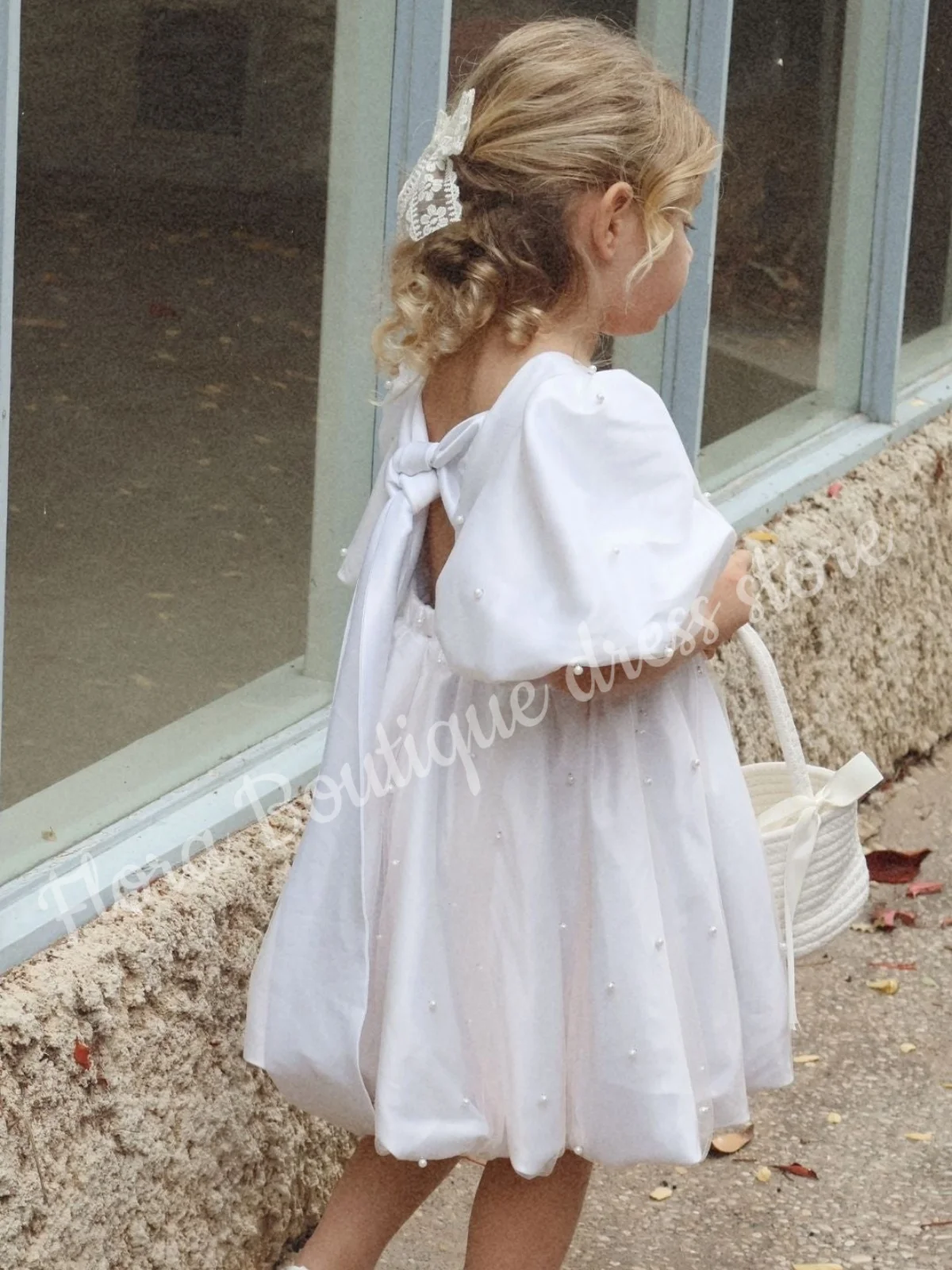 カスタマイズされたサテンパールパフスリーブベビーガールフラワーガールドレス、結婚式、ダンスパフォーマンス、ホリデーのお祝いに