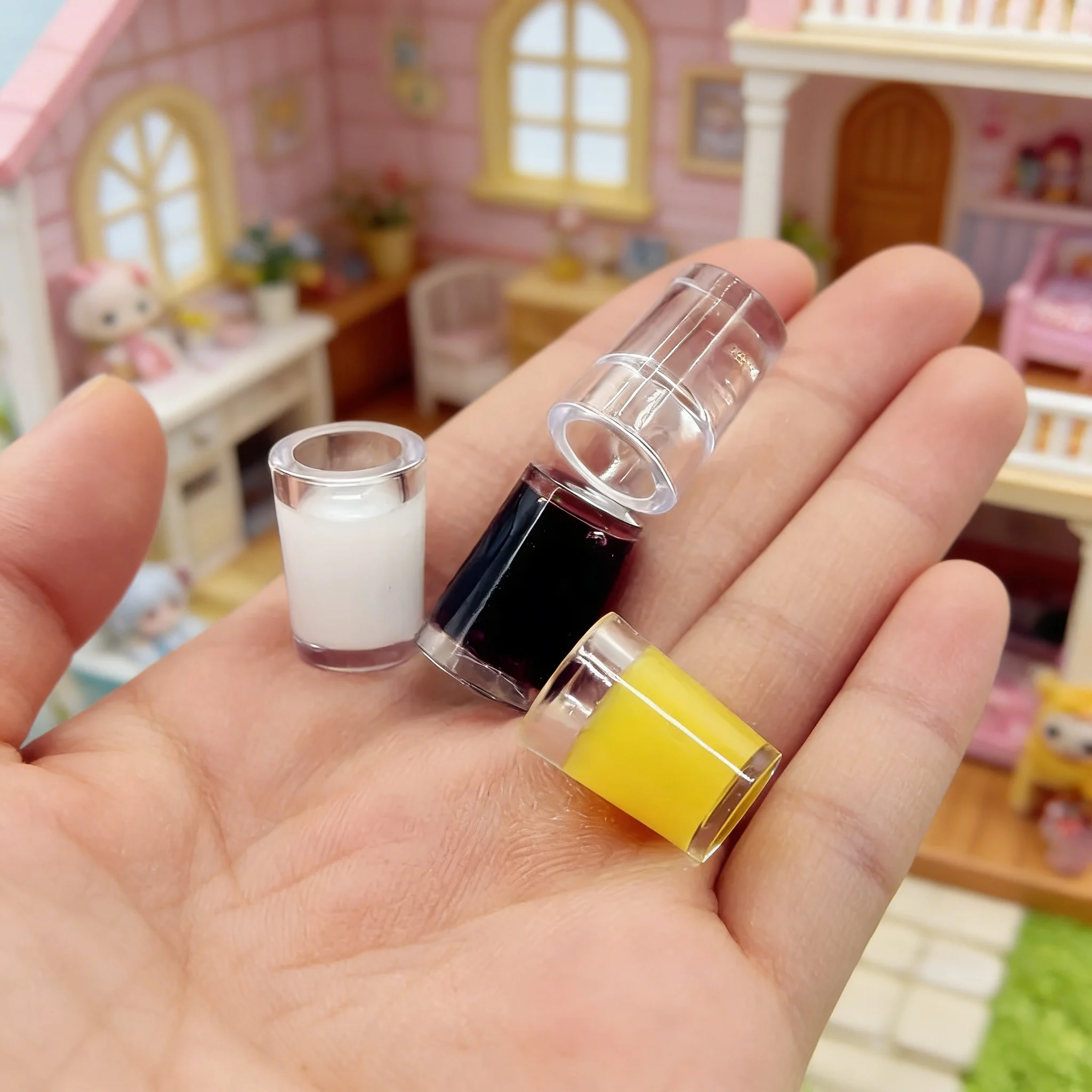 

Набор из 4 мини-бутылок: молоко, вода, кола, сок. Миниатюрные модели для кукольного домика, игрушечная еда, декор для дома, имитация.