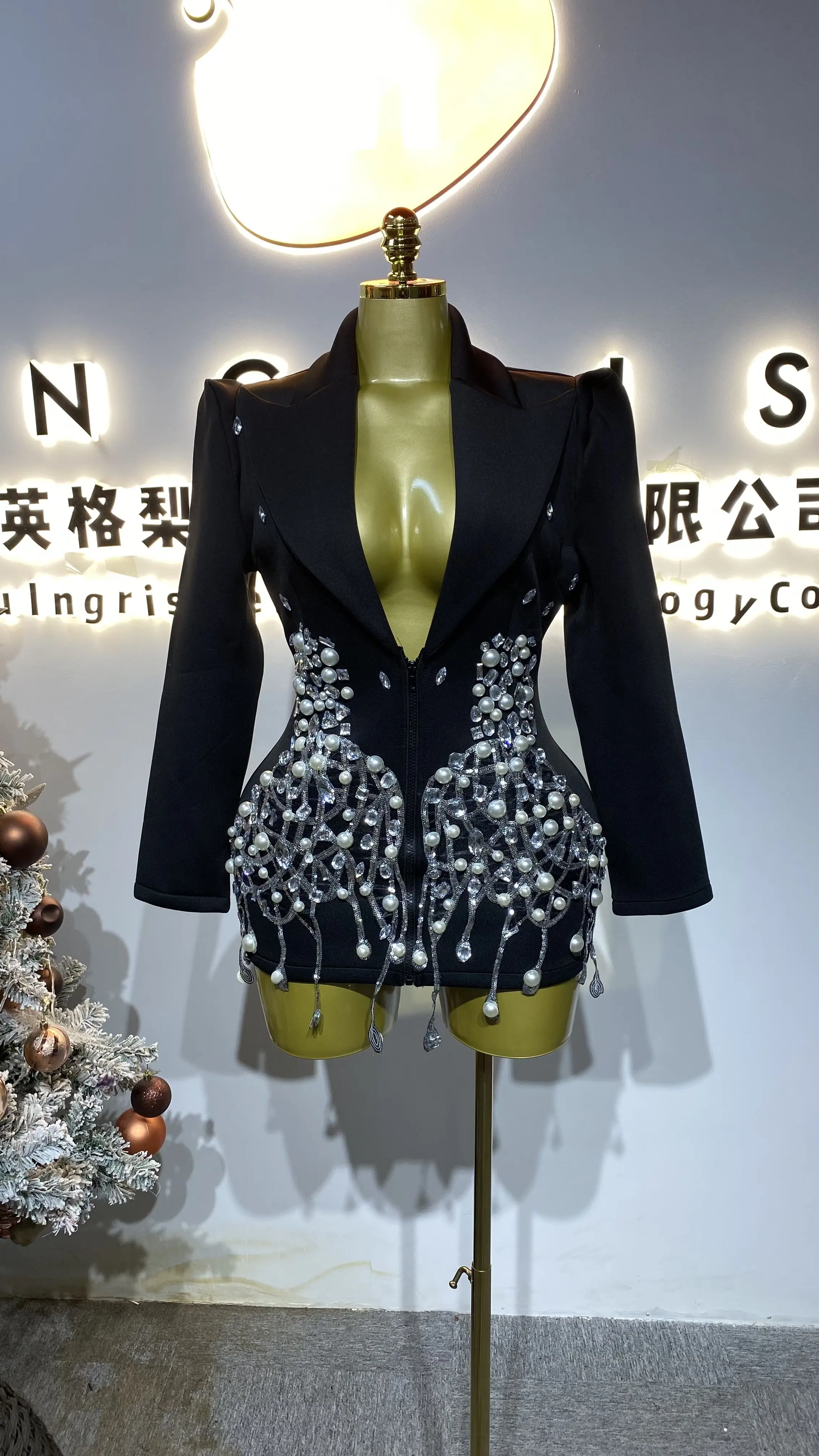 

Women's sequined long-sleeved suit jacket with luxurious design and crystal pearl beading.-GZXX349