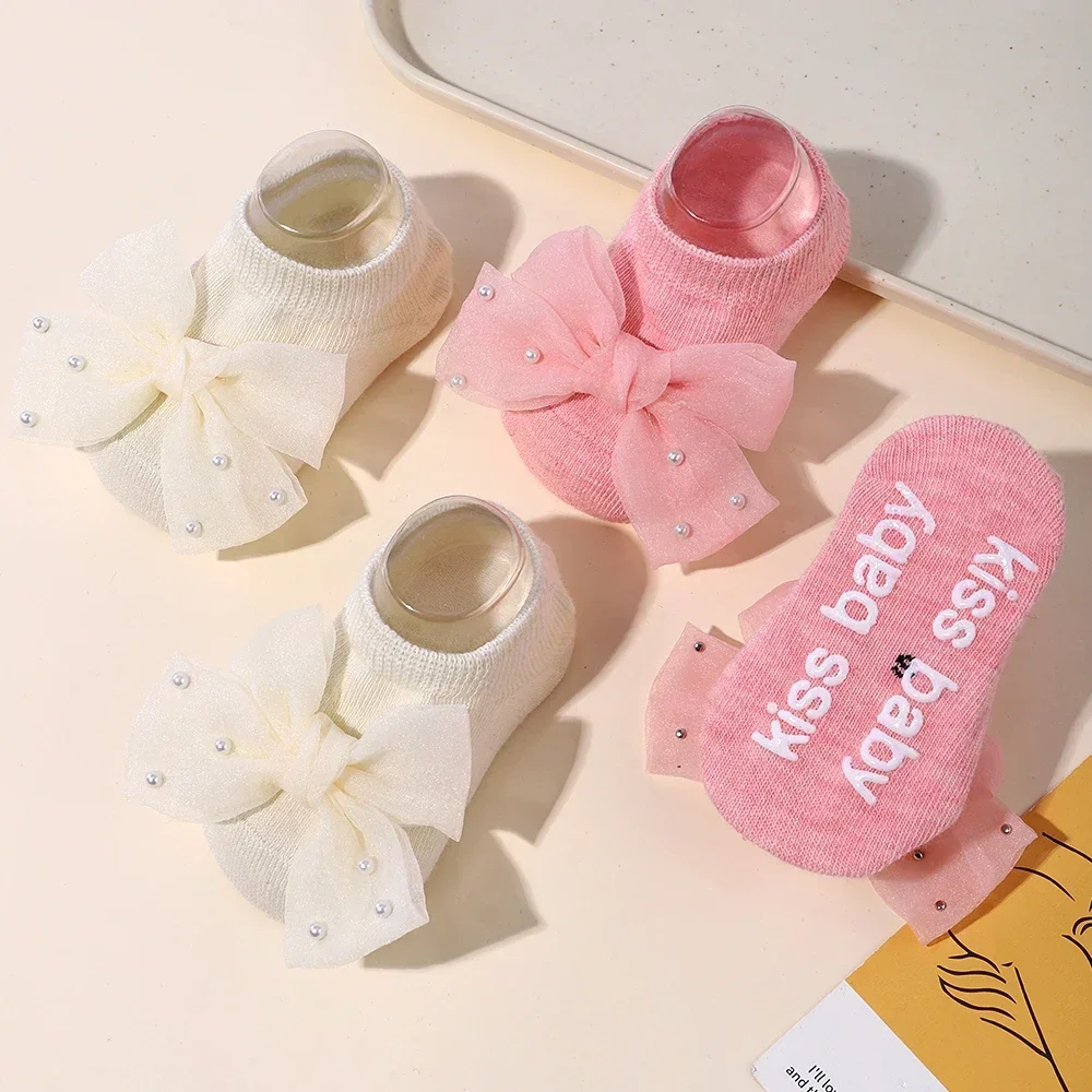 Meias antiderrapantes para menina, design bonito da flor, macio e elástico, acessórios recém-nascidos, presentes, 1 par