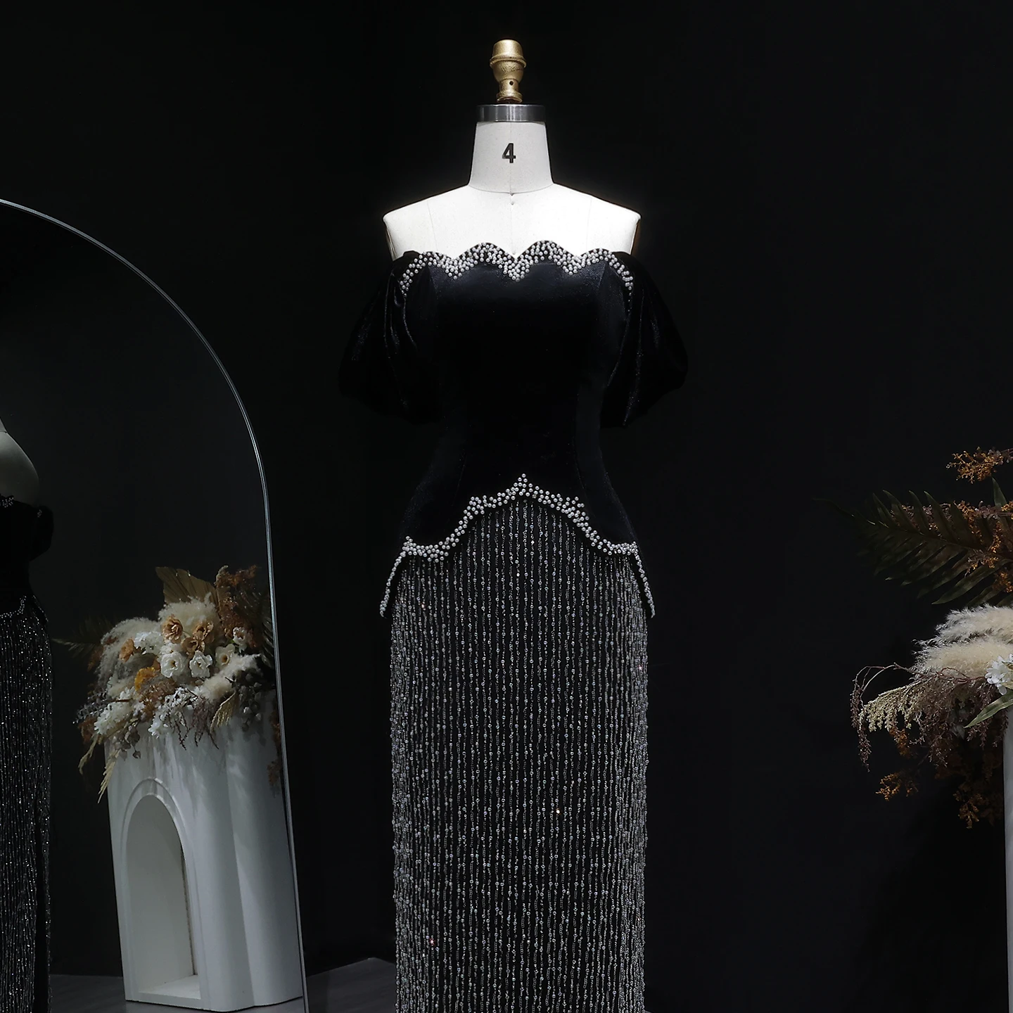 Sharon Said Dubai Luxuriöses Elegantes Schwarzes Schulterfreies Abendkleid mit Kristallen und Perlen für Hochzeitsfeier SS615 Maßanfertigung – Detail 9