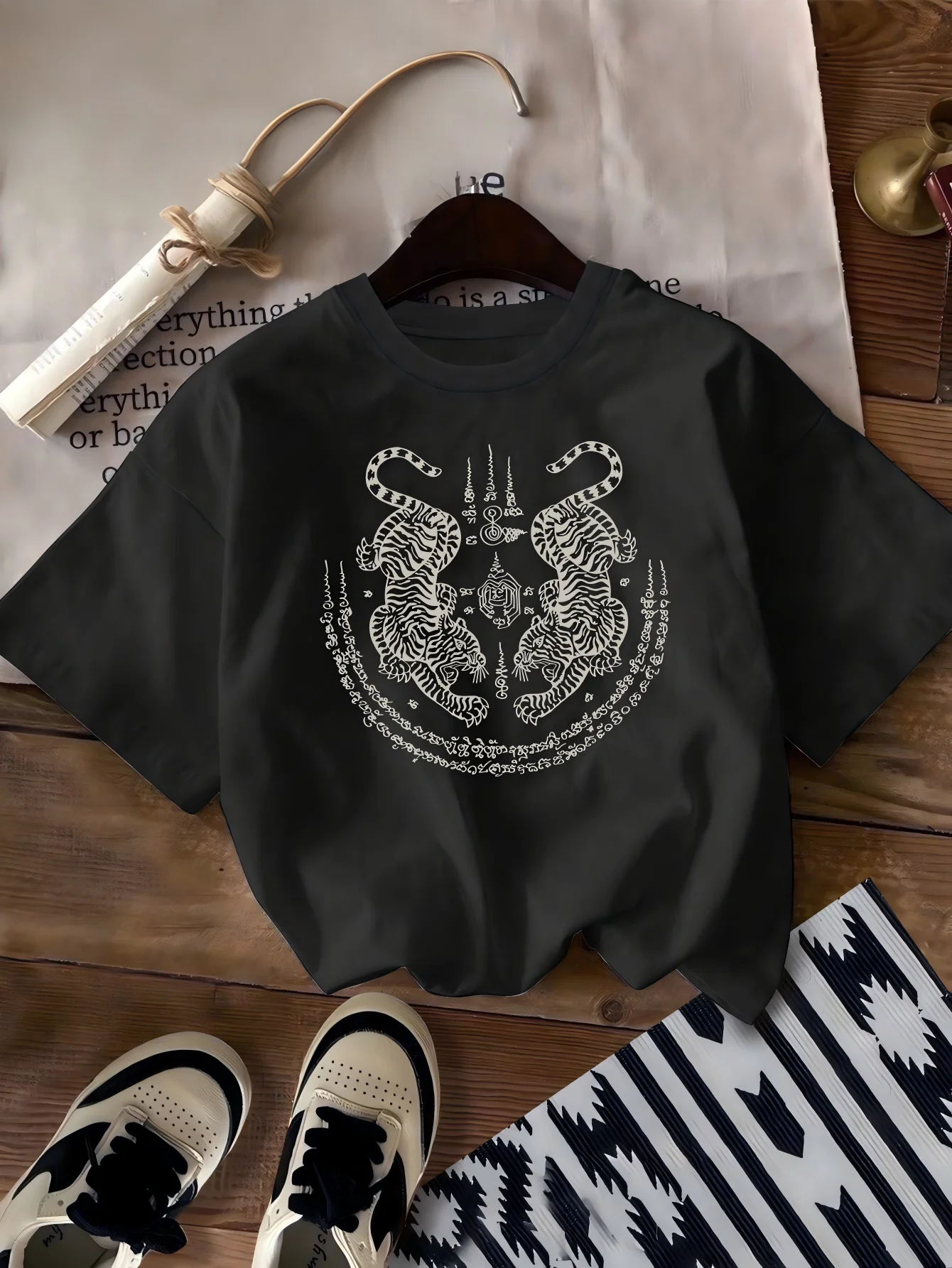 Thai Tattoo Tiger T-Shirt mit Heiliger Geometrie Grafik Retro Harajuku Streetwear Top Lässiger Oversize Unisex Sommer T-Shirt für Herren – Detail 3
