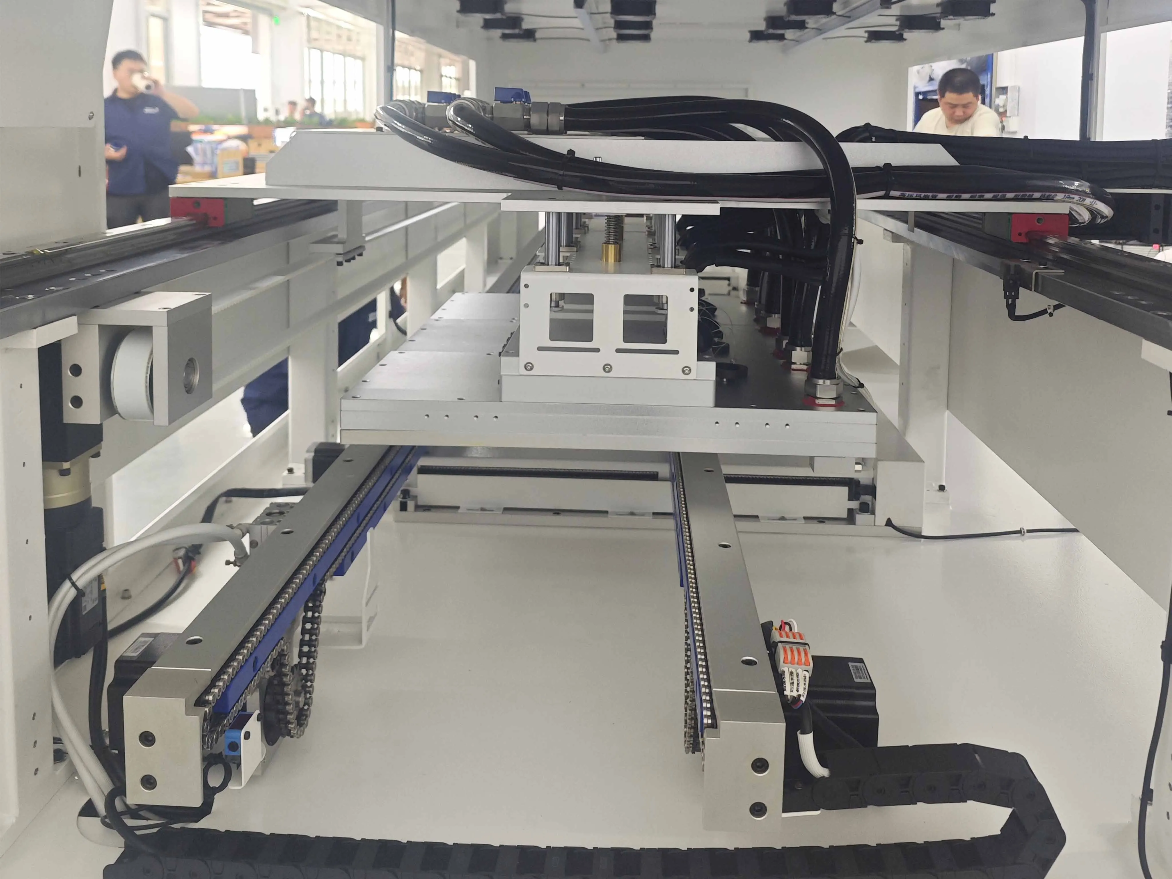 Essiccatore industriale Forno automatico per linea di montaggio hardware e attrezzature in plastica Forno per essiccazione a tunnel ad aria calda a temperatura costante