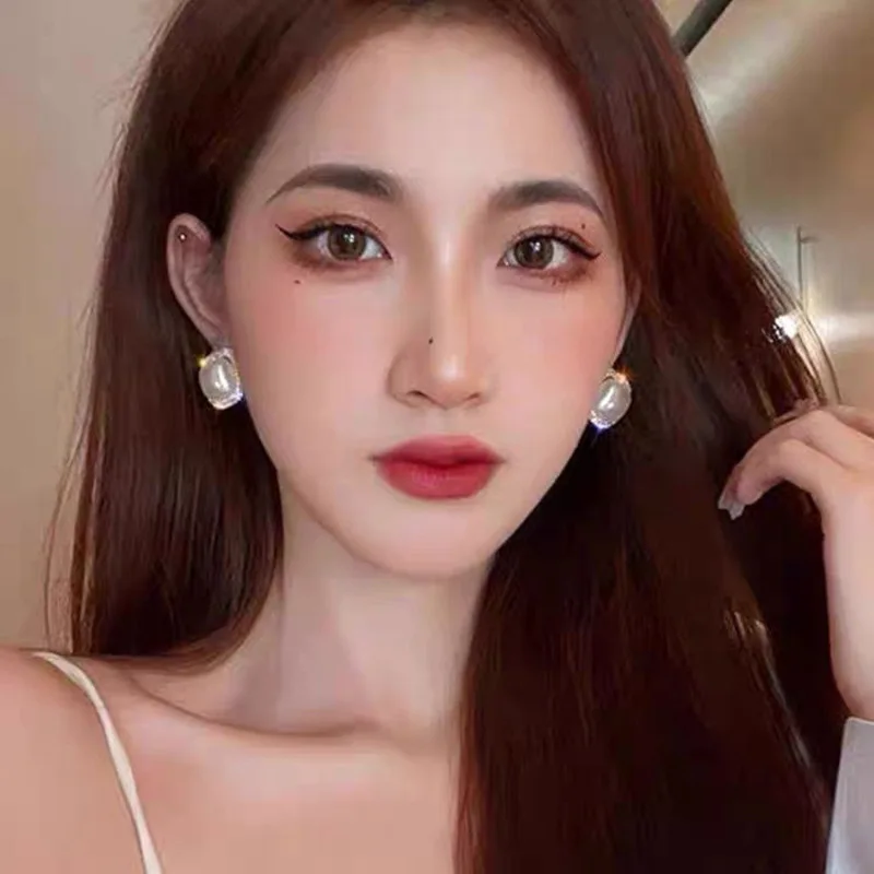 New Korean Red Square Crystal Stud Earrings for Women Trendy Rhinestone Geometric Earring Girl Party Wedding Jewelry Gift