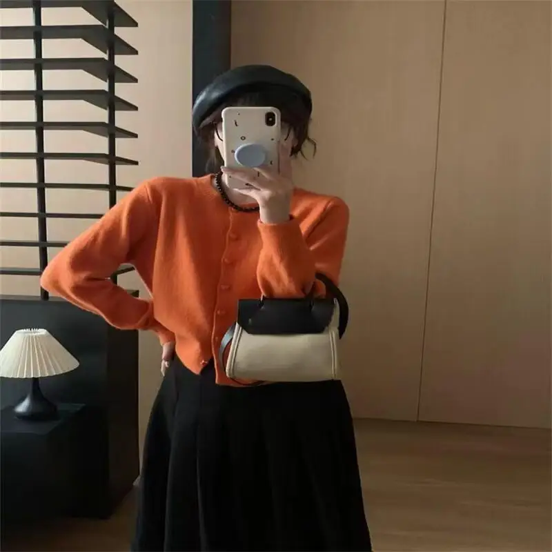 

Новый женский дизайнерский свитер, трикотаж для девочек, вязаное пальто с круглым вырезом и пуговицами в форме сердца, женские осенние топы 2025, женские модные свитера