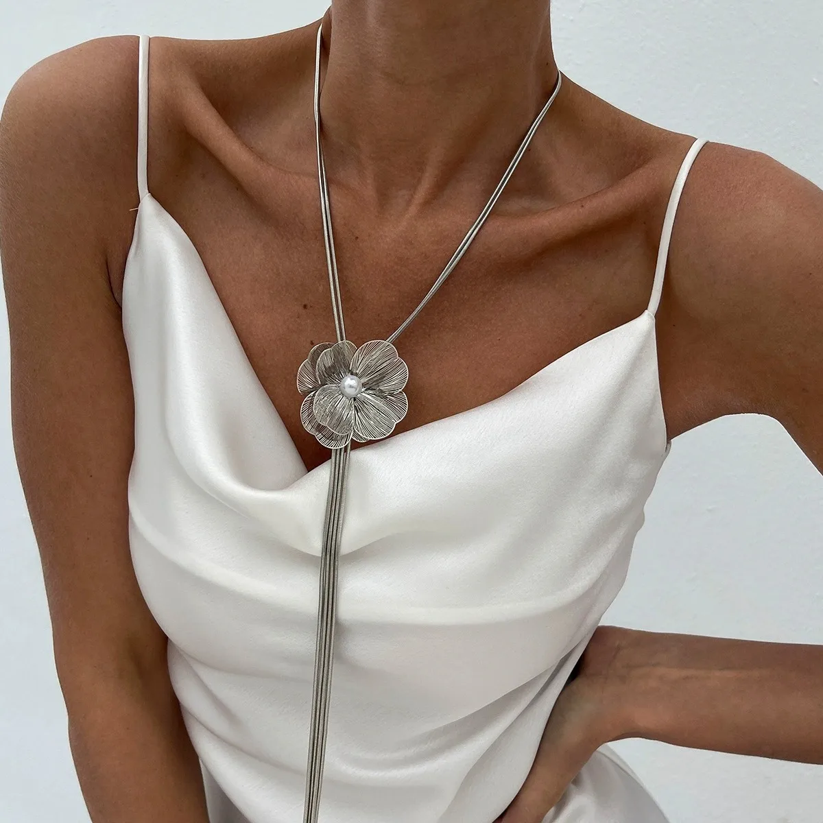 European and American fashionable pearl small flower round snake chain necklace high-end metallic tassel long clavicle chain
