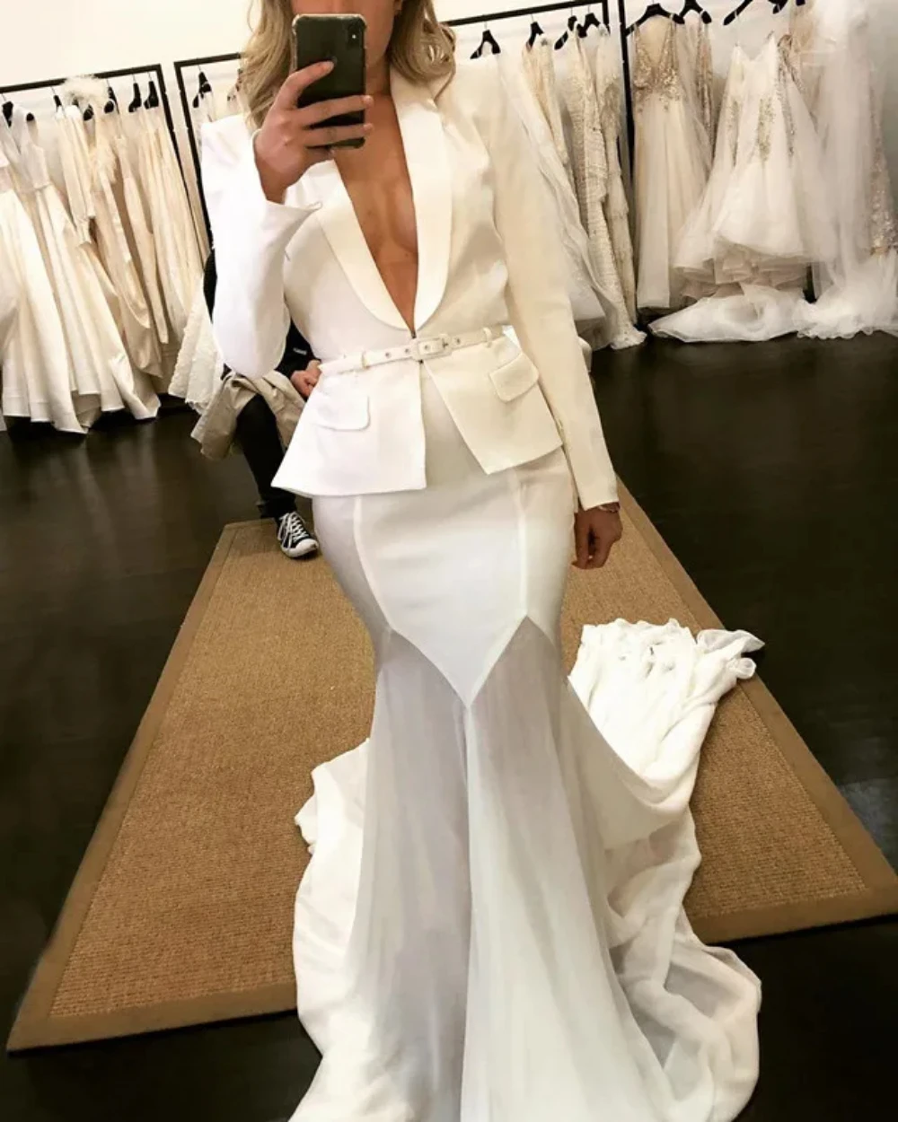 

White suit, buttocks wrapped, long sleeved mermaid two-piece set, sexy V-neck, professional style, cocktail party dress